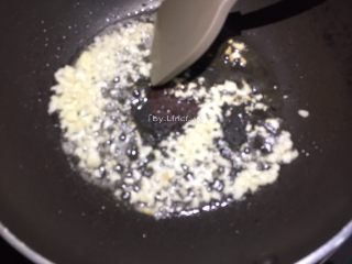 7、红炆鸡块,倒入蒜蓉炒香