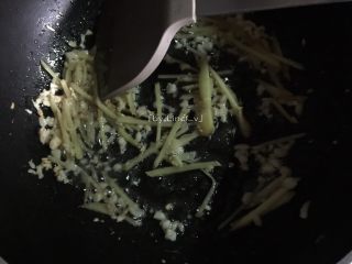 8、红炆鸡块,倒入生姜丝炒香