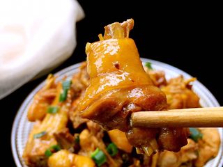 17、红炆鸡块,看看，美味又下饭家常菜。喜欢辣的可以加入适当的辣椒或辣椒酱。