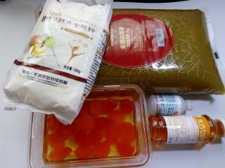 1、广式月饼~莲蓉蛋黄月饼,准备好各项食材。