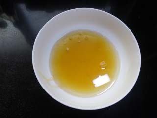 3、广式月饼~莲蓉蛋黄月饼,转化糖浆、枧水、花生油倒入稍大点的容器。