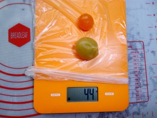 7、广式月饼~莲蓉蛋黄月饼,称量馅的重量，取一个蛋黄和莲蓉一起称重共44克。