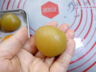 12、广式月饼~莲蓉蛋黄月饼, 整理好收口，搓圆待用。