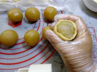 16、广式月饼~莲蓉蛋黄月饼, 用虎口慢慢的把面皮往上推。