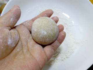 17、广式月饼~莲蓉蛋黄月饼, 把月饼搓成圆柱状，放进玉米淀粉中滚一下，一定要拍去多余粉，不然烤出来表面会有很多白霜状物，看起来像霉点，影响成品美观度。