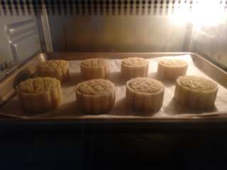 21、广式月饼~莲蓉蛋黄月饼,200烤5到8分钟待花纹定型后取出。