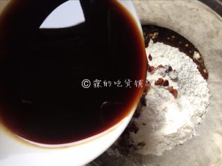 7、红枣红糖快手发糕,再加入红糖水。