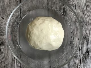 2、自制凉皮,面粉加水，少量食用盐和成较硬的面团，醒30分钟，把面团放入碗中，加入面团一半高的水。