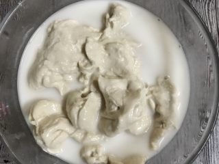 3、自制凉皮,现在开始洗面团，像洗衣服那样搓洗就可以