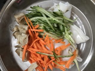11、自制凉皮,把黄瓜丝，胡萝卜丝，面筋，凉皮都放在碗中