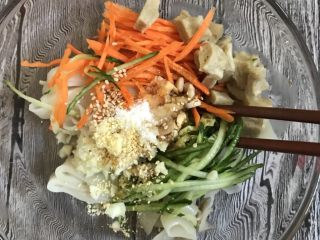 12、自制凉皮,加入蒜末，熟芝麻，麻汁，食用盐，鸡精。醋，味达美酱油，仲景小红油，香油调拌就可以了。