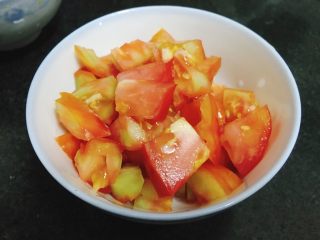 4、了不起的小番茄 番茄牛丸芝士意面,趁这段时间,番茄洗净,切丁备用。