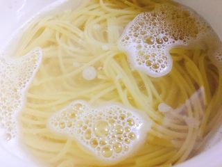 6、了不起的小番茄 番茄牛丸芝士意面,意面煮5分钟后,加入少许冷水,让其继续煮多5分钟。