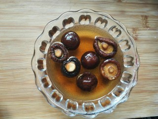 1、萝卜肉卷,香菇提前1～2小时泡好。