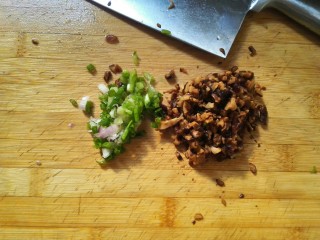 2、萝卜肉卷,分别把香菇，小葱切碎备用。