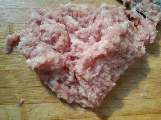 3、萝卜肉卷,猪肉剁成肉馅（实际只用了这里差不多一半肉末）。