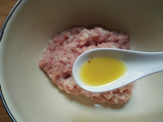 4、萝卜肉卷,加入一小勺姜汁。