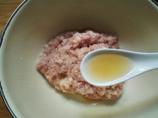 5、萝卜肉卷,加入一小勺料酒。