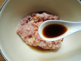 6、萝卜肉卷,加入适量酱油。