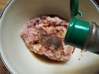 7、萝卜肉卷,加入适量黑胡椒粉和适量五香粉。