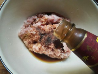 8、萝卜肉卷,加入适量耗油。