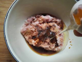 9、萝卜肉卷,加入一个鸡蛋清。