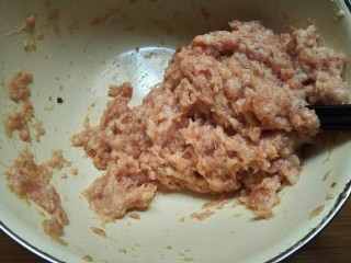 10、萝卜肉卷,用筷子顺时针方向搅拌几分钟至上劲。