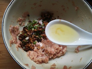 12、萝卜肉卷,加入一小勺油和一点点盐。