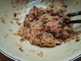 13、萝卜肉卷,继续搅拌至上劲。