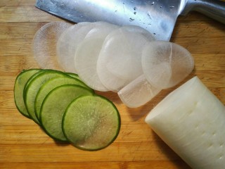 14、萝卜肉卷,萝卜洗净切薄片（能切多薄就切多薄）。