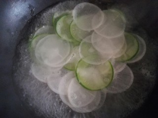 15、萝卜肉卷,锅加入适量清水烧开，放萝卜片，一点点盐煮开后关火。