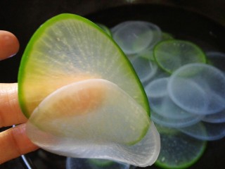 16、萝卜肉卷,把焯水后的萝卜片放入冷水中过凉。