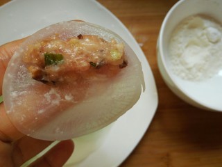 17、萝卜肉卷,取一片萝卜片，摸一点点面粉（起到粘合作用），放入适量肉馅（注意不要贪心，肉馅不能放太多）。