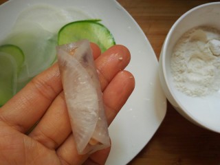 18、萝卜肉卷,从顶端卷起。