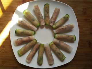 19、萝卜肉卷,用同样方法卷完全部（实际卷啦2盘）。