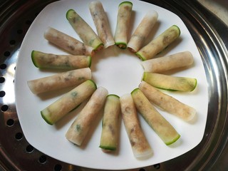 20、萝卜肉卷,把卷好的萝卜卷放入蒸锅大火蒸15～20分钟左右。