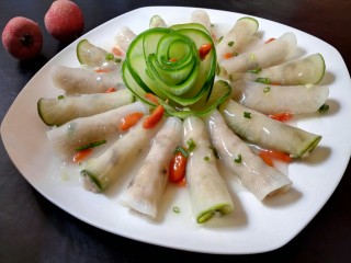 21、萝卜肉卷,味道出锅后可以用淀粉勾一点点薄芡浇在上面，也可以直接吃。