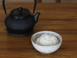1、お茶漬け－茶泡饭,米饭做好后，盛出一碗米饭