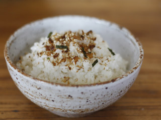 2、お茶漬け－茶泡饭,在顶端撒上香松，我使用的味道香松，也可以直接撒针海苔和煎芝麻。