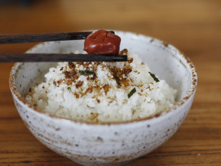 3、お茶漬け－茶泡饭,将紫苏梅顶端剪个十字，然后放在米饭顶端。