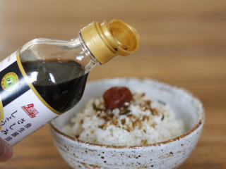 4、お茶漬け－茶泡饭,倒入适量的日式酱油。