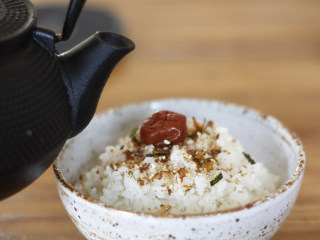 5、お茶漬け－茶泡饭,将泡好的茶水浇入米饭碗中。