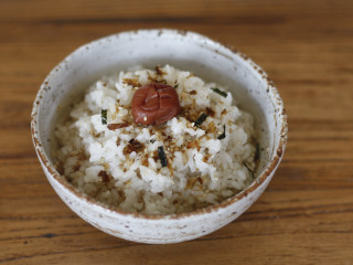 6、お茶漬け－茶泡饭,茶水浇到米饭的2/3处就可以了，因为紫苏梅为腌梅含有大量的盐分和梅子酸，酱油中即含有少量盐分，所以不用另外加入食用盐了。