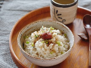 7、お茶漬け－茶泡饭,最后撒上香葱段，做好的泡饭尽快食用～