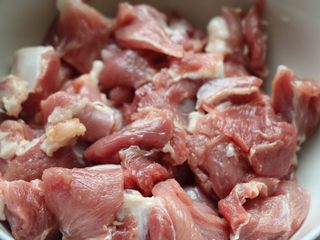 1、孜然牙签羊肉（空气炸锅无油版）, 羊肉切成大小均等的块装