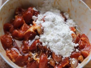 2、孜然牙签羊肉（空气炸锅无油版）,羊肉内加盐，生抽，蚝油，料酒，黑胡椒，玉米淀粉，孜然，搅拌均匀，腌制30分钟