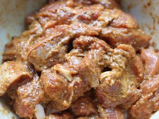 3、孜然牙签羊肉（空气炸锅无油版）,一边抓匀，一边摔打更入味