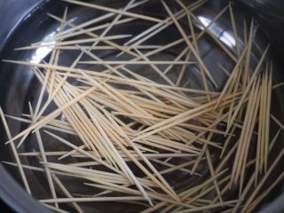 4、孜然牙签羊肉（空气炸锅无油版）, 牙签用水煮10分钟消毒，取出稍微放凉