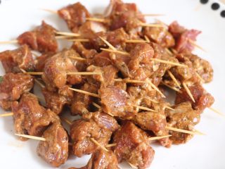 5、孜然牙签羊肉（空气炸锅无油版）,然后依次用牙签插在腌制好的羊肉内