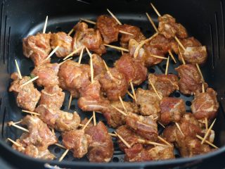 6、孜然牙签羊肉（空气炸锅无油版）,空气炸锅预热170度5分钟后，把羊肉放入预热好的炸锅内